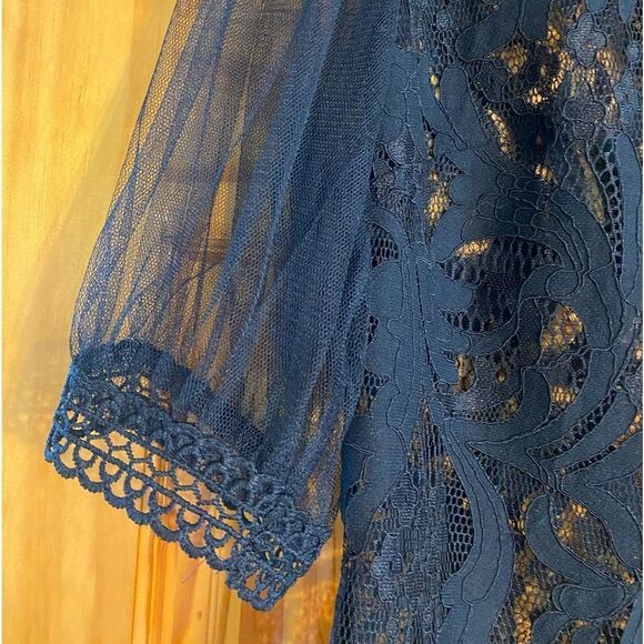 Black lace shirt with see through sleeves and full back zipper - Picture 3 of 3